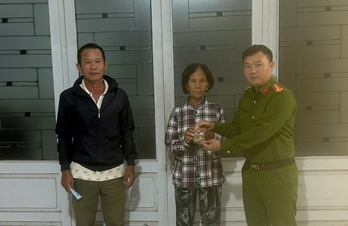 Công an xã Bắc Bình trao trả lại số tài sản bị đánh rơi cho bà Đinh Thị Lan. Ảnh: CALĐ
