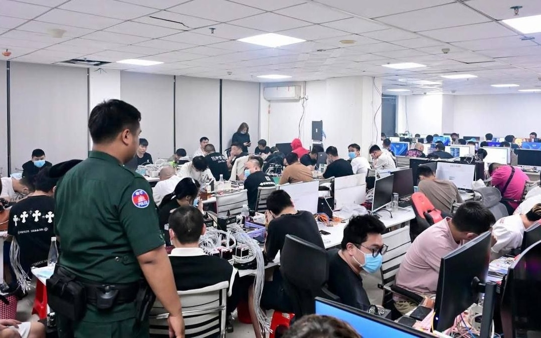 Lực lượng chức năng Campuchia triệt phá ổ nhóm lừa đảo online. Ảnh: Van do.