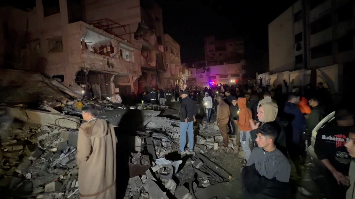 Người dân tại dải Gaza sau một cuộc tấn công. (Ảnh: Reuters)