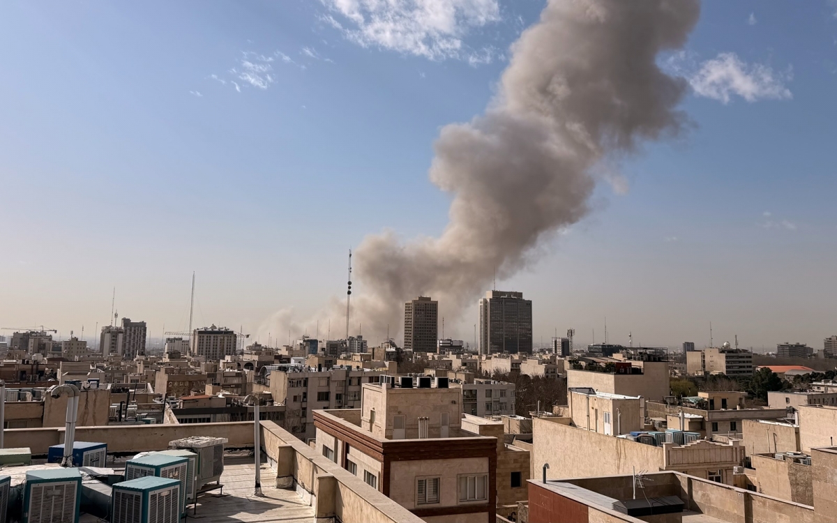 Khóc bốc lên từ thủ đô Tehran khi bị Israel tập kích vào hôm 28/2. Ảnh: AP.