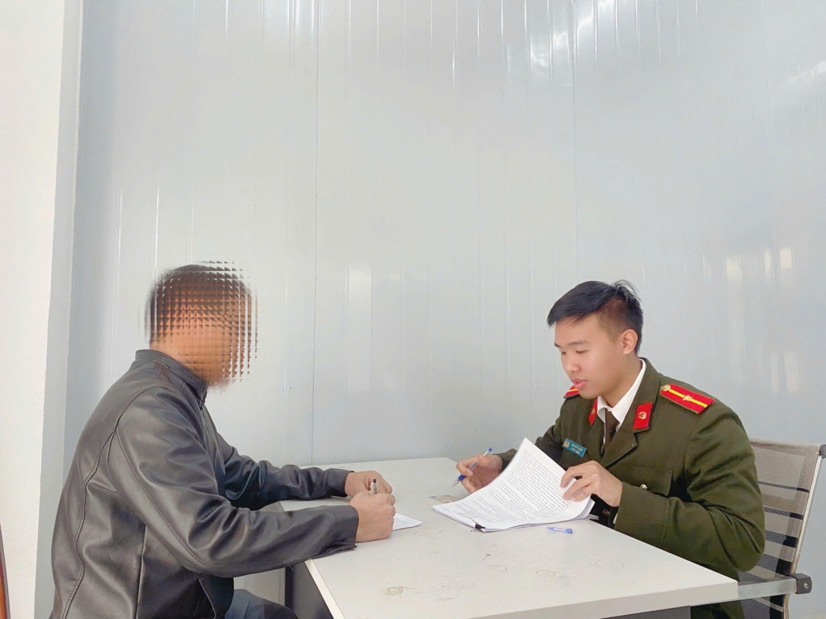 Lực lượng chức năng làm việc với đối tượng vi phạm (ảnh Công an Thái Nguyên cung cấp)