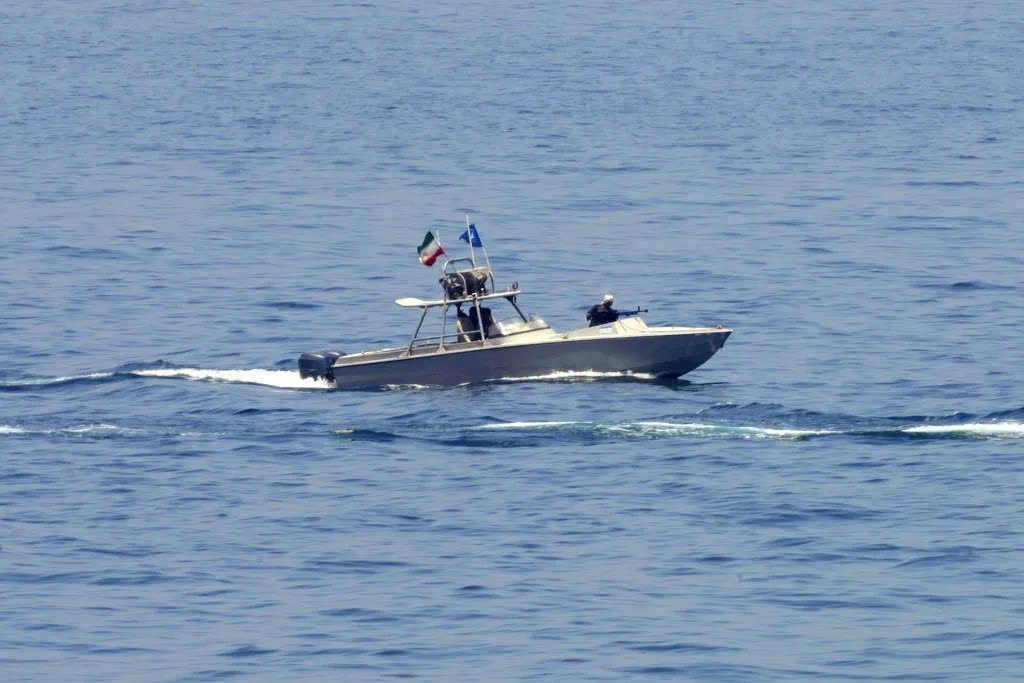 Tàu của Lực lượng Vệ binh Cách mạng Iran tại eo biển Hormuz, ngày 19/5/2023 (Ảnh: AP)