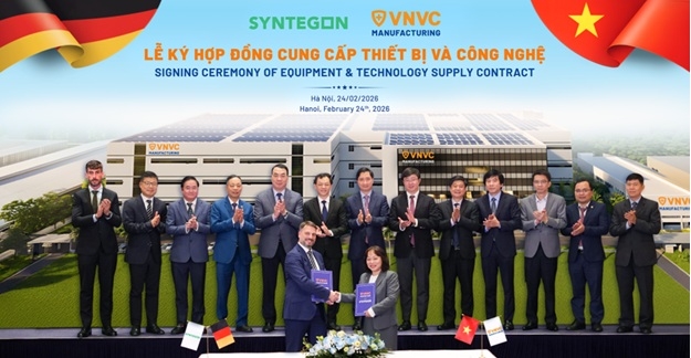 Thứ trưởng Bộ Y tế Nguyễn Tri Thức, Thứ trưởng Bộ Khoa học và Công nghệ Bùi Hoàng Phương cùng lãnh đạo các Cục, Viện chuyên môn chứng kiến đại diện Nhà máy Vaccine và Sinh phẩm VNVC ký kết hợp đồng mua hệ thống thiết bị công nghệ cao từ Tập đoàn Syntegon (Ảnh: Thế Vinh)
