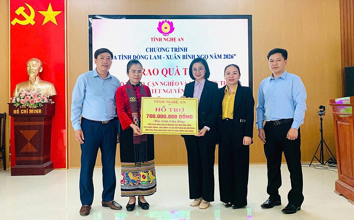 Phó Bí thư Tỉnh ủy Nghệ An Võ Thị Minh Sinh (thứ 2 từ trái sang) trao quà hỗ trợ từ Chương trình Nghĩa tình dòng Lam - Xuân Bính Ngọ năm 2026 tới đại diện xã Yên Na (Nghệ An).