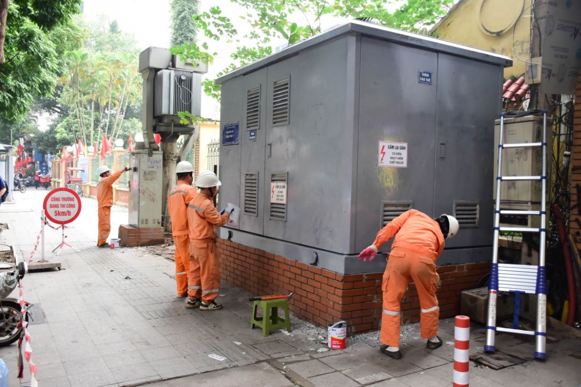 Thực hiện chỉnh trang trạm biến áp tại phố Trần Phú phường Ba Đình