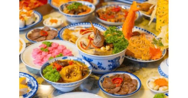 Mâm cỗ ngày Tết nên được cân đối với nhiều rau xanh và thực phẩm tốt cho tim mạch để kiểm soát mỡ máu (Ảnh:Shutterstock)