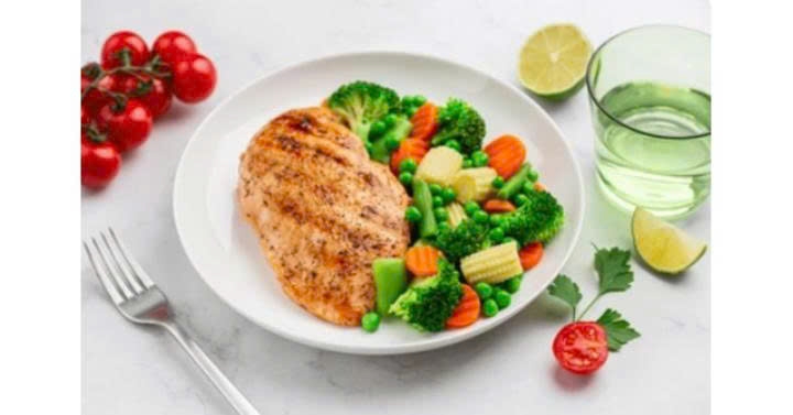 Mâm cỗ ngày Tết nên được cân đối với nhiều rau xanh và thực phẩm tốt cho tim mạch để kiểm soát mỡ máu (Ảnh:Shutterstock)