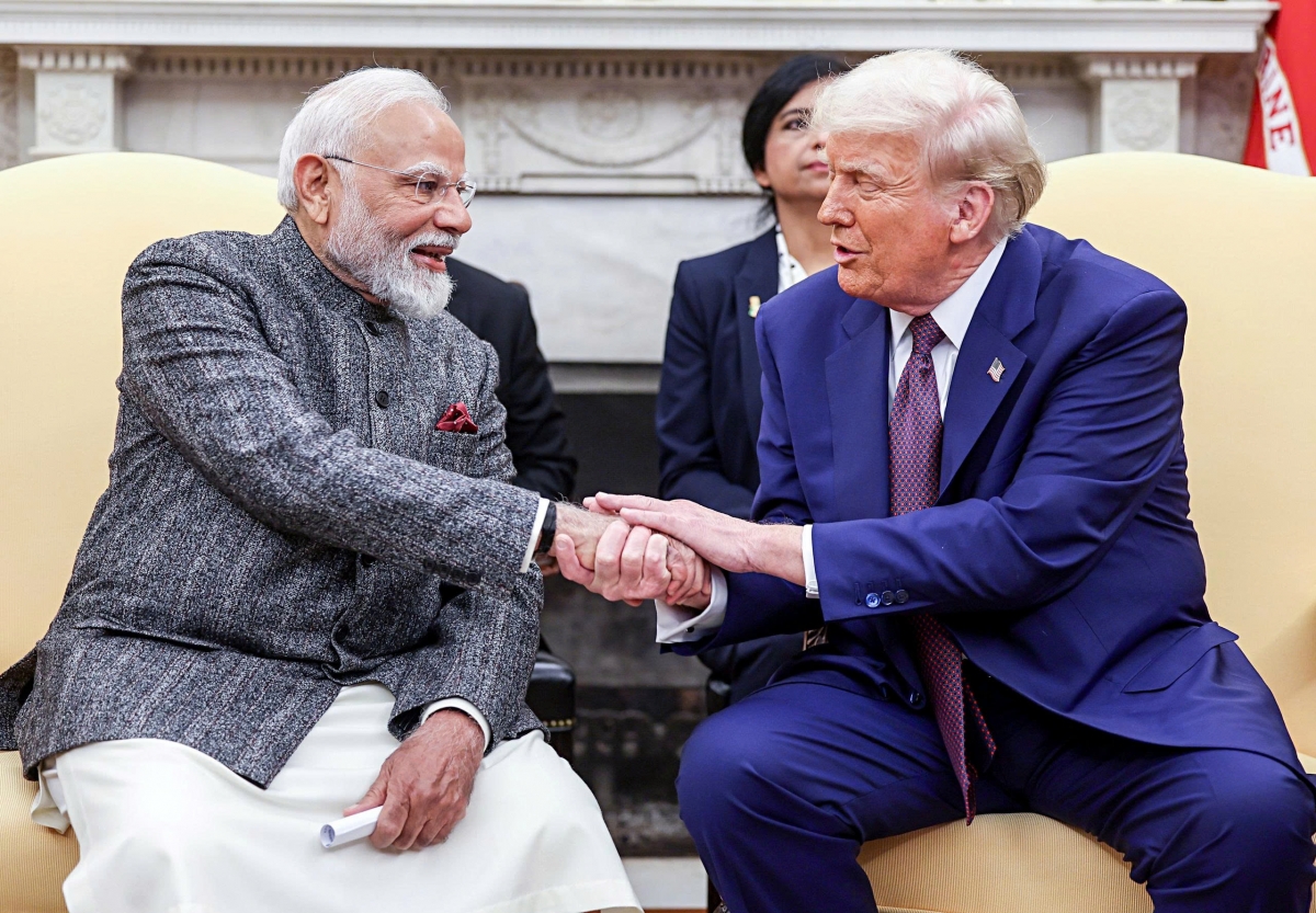 Tổng thống Mỹ Donald Trump và Thủ tướng Ấn Độ Narendra Modi bắt tay thân mật tại cuộc gặp song phương ở Nhà Trắng hôm 13/2/2025 (ANI)