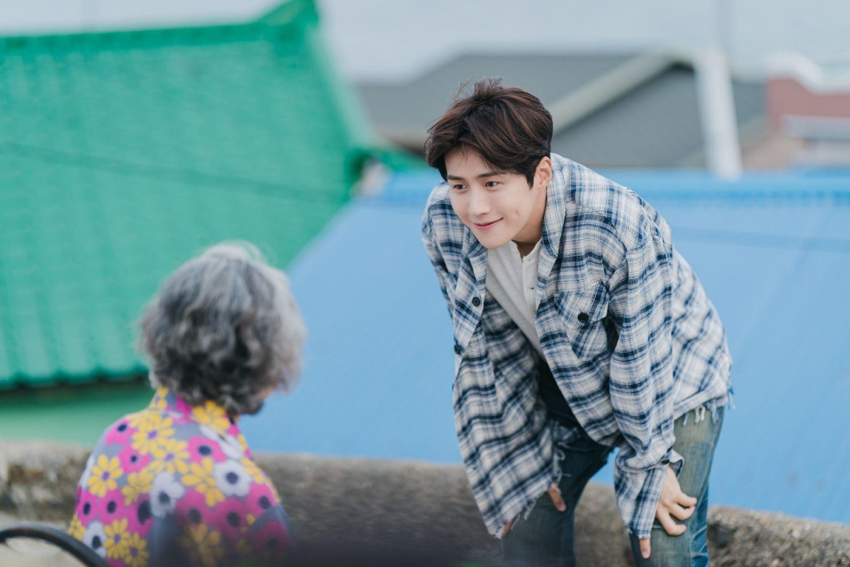 Trong “Hometown Cha-Cha-Cha”, Kim Seon Ho vào vai Hong Du Sik – chàng trai đa năng sống ở làng chài Gongjin.
