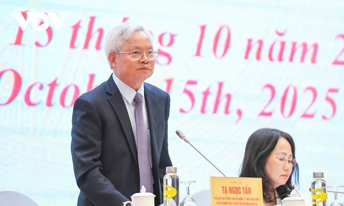 GS.TS Tạ Ngọc Tấn, Phó Chủ tịch thường trực Hội đồng lý luận Trung ương.