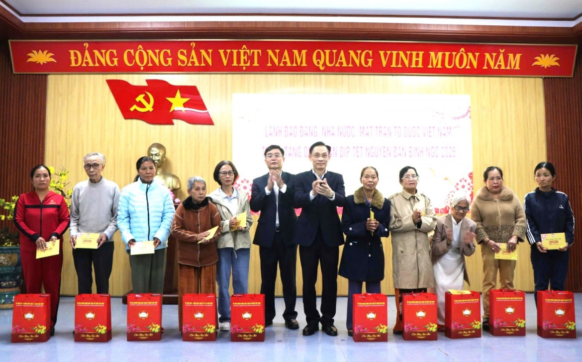 Bộ trưởng Bộ Ngoại giao Lê Hoài Trung (thứ 6 từ phải sang) và ông Nguyễn Đình Trung, Bí thư Thành ủy Huế trao quà Tết tặng bà con tại phường Thủy Xuân, thành phố Huế