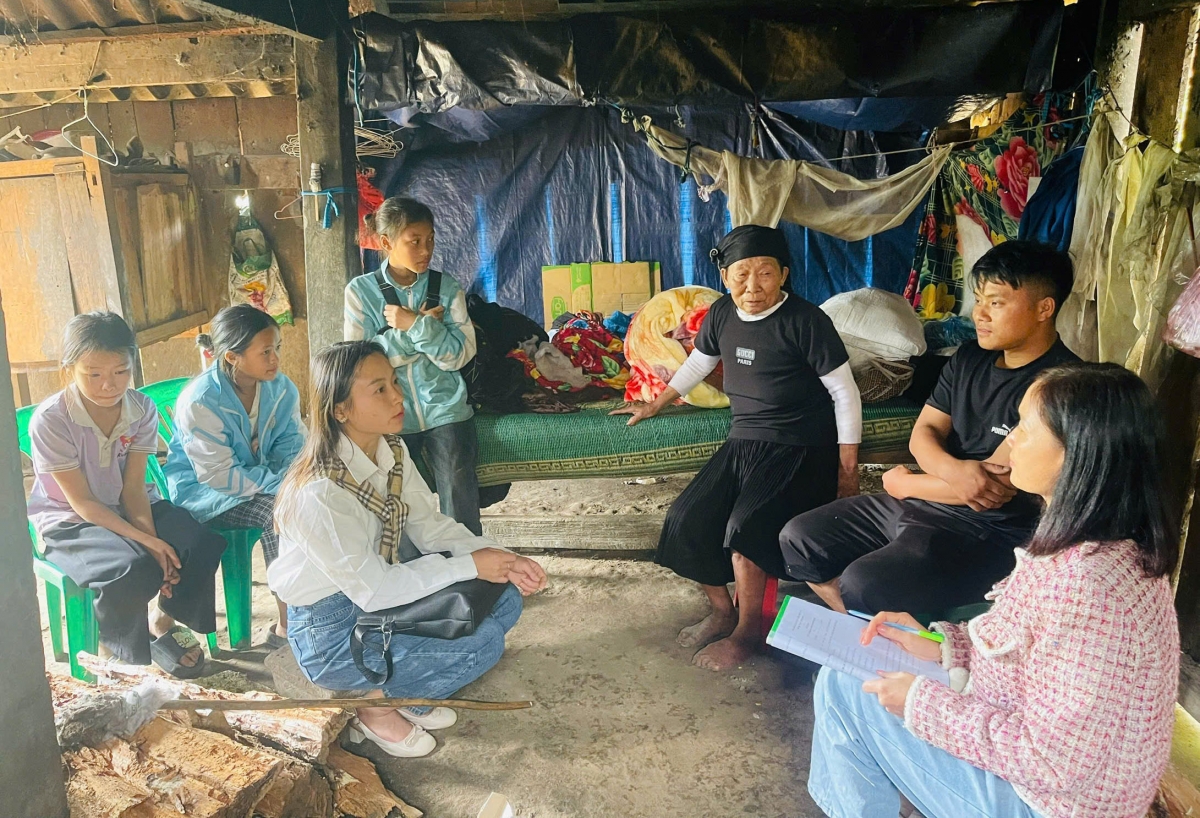 Cô Ngân cùng đồng nghiệp đến nhà thăm, vận động học sinh ra lớp