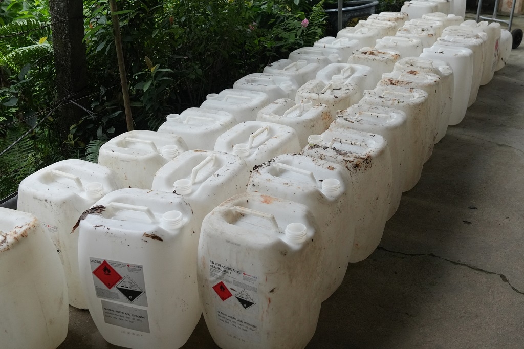 Can chứa axit acetic công nghiệp mà Lê Thị Lộc mua về để pha chế, sản xuất giấm giả. (Ảnh: Công an Nghệ An).