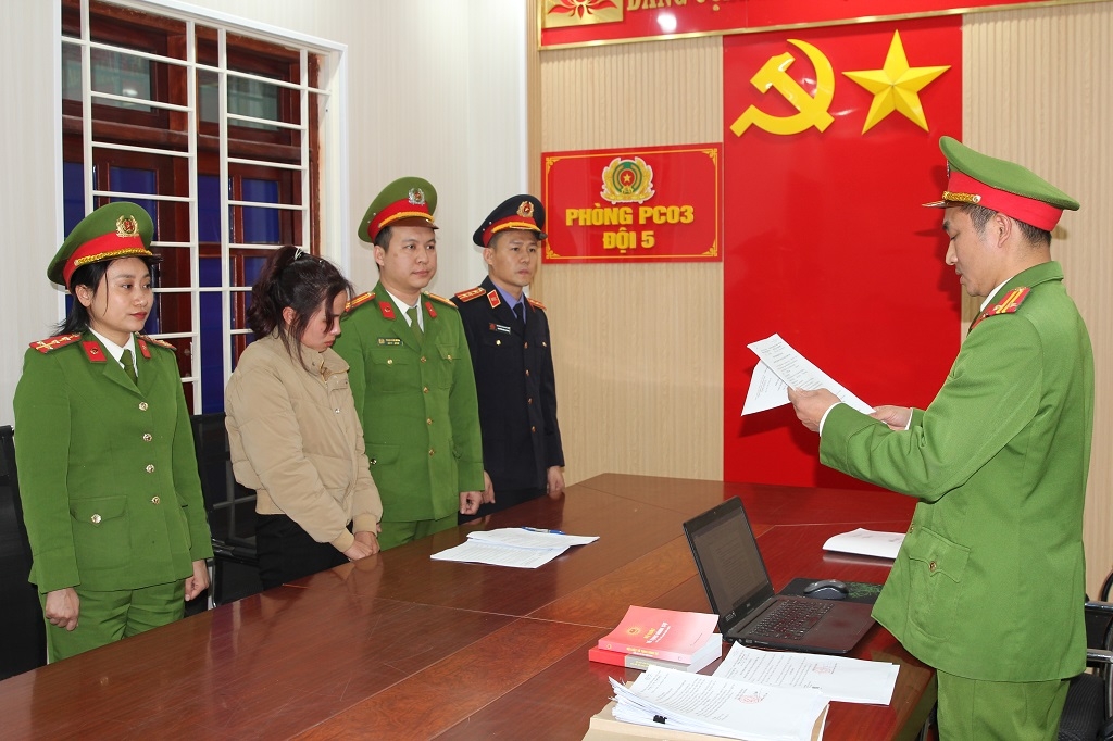 Cảnh sát đọc lệnh khởi tố vụ án, khởi tố bị can đối với Lê Thị Lộc. (Ảnh: Công an Nghệ An).