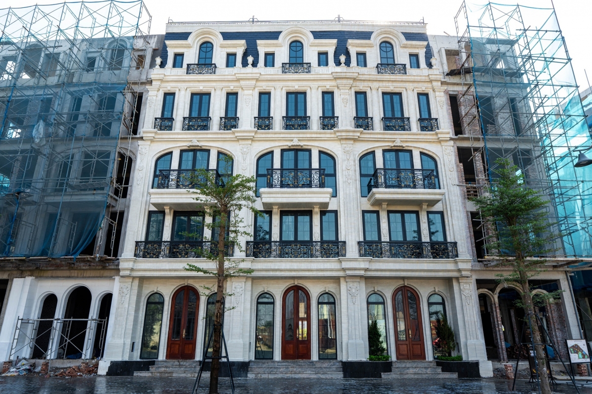 Trên trục Tây Thăng Long, Noble Palace Tay Thang Long WorldHotels Residences với gần 2.500 căn nhà phố châu Âu đang được triển khai đồng loạt cùng hệ tiện ích 5 sao như bệnh viện nghỉ dưỡng, trường học quốc tế, clubhouse, công viên….