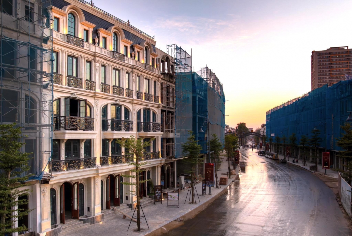 Dù không thuộc phân khúc dinh thự giới hạn, dự án nhà phố này vẫn cho thấy mức độ đầu tư đáng kể vào vật liệu và công năng, từ đá lát vỉa hè chuẩn châu Âu chống trượt, chống mòn, đến các chi tiết phào chỉ, lan can, nội thất bàn giao…được tuyển chọn kỹ lưỡng nhằm đảm bảo độ bền và tính thẩm mỹ trong dài hạn. Dự án dự kiến bàn giao từ Q2/2026.