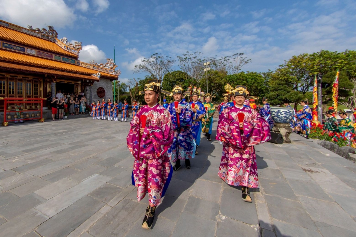 Tái hiện cảnh các quan lại tiến vào sân điện Thái Hòa