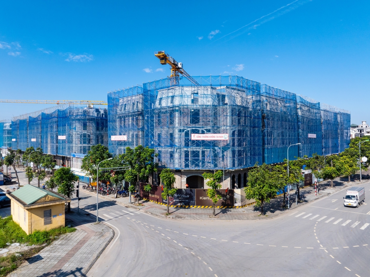 Tại Long Biên, Noble Palace Long Bien là bộ sưu tập 172 dinh thự giới hạn siêu sang, với tiêu chuẩn chế tác tương đương như dự án Noble Palace Tay Ho, dự kiến bàn giao từ Q1/2026.