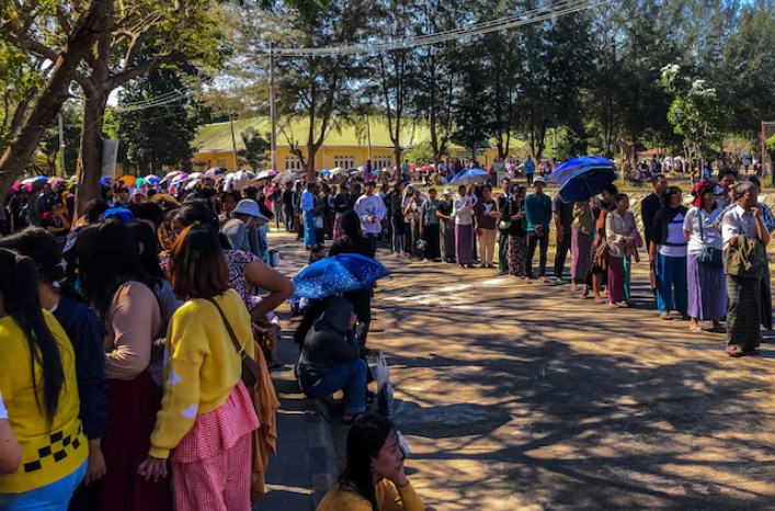 Ảnh người dân Myanmar đi bầu cử (Nguồn: Reuters)
