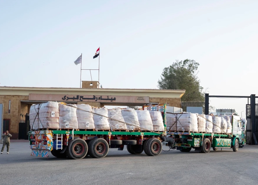 Hàng cứu trợ đang được kiểm tra trước khi vận chuyển vào Gaza. Ảnh: AP