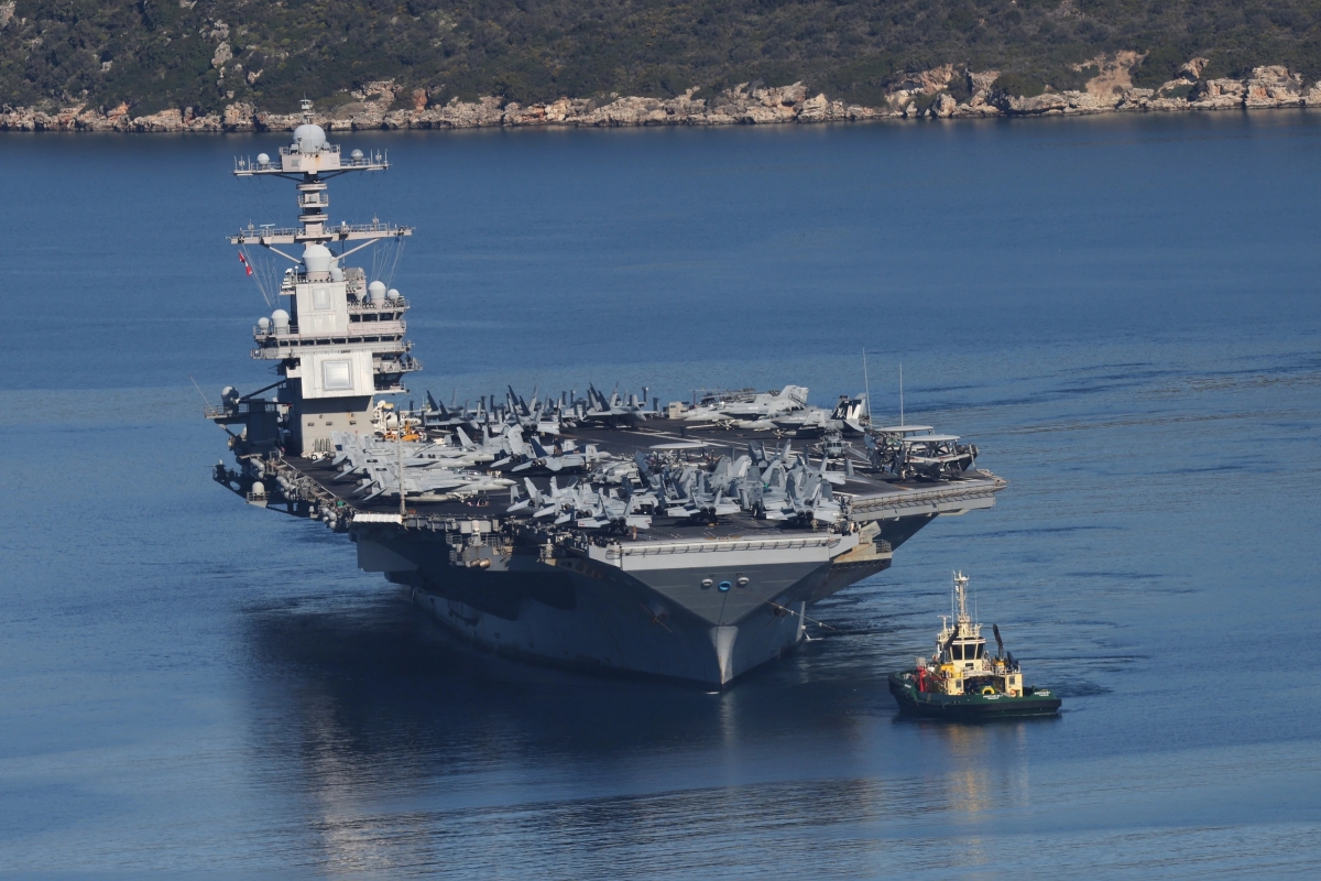 Tàu sân bay USS Gerald R. Ford của Mỹ rời căn cứ hải quân Souda trên đảo Crete (Hy Lạp) ngày 26/2. Ảnh: AP