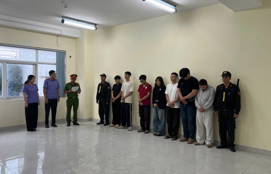 Cơ quan Cảnh sát điều tra tống đạt các quyết định đối với 7 đối tượng