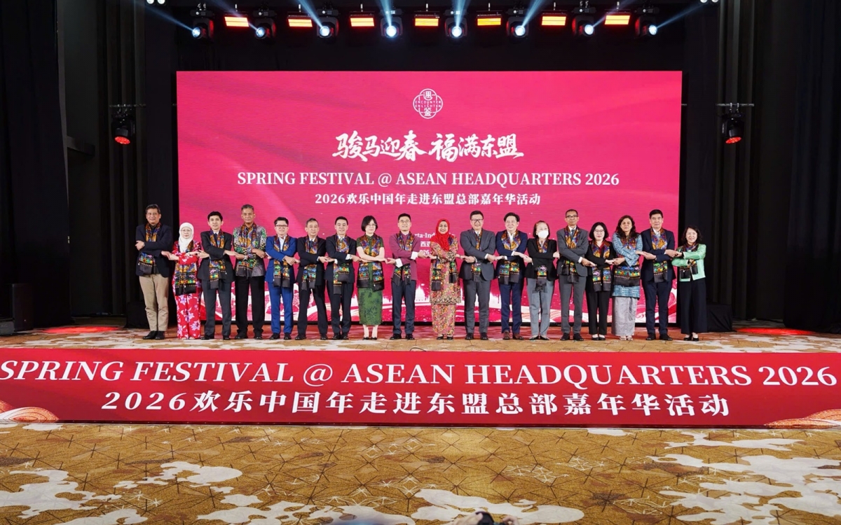 Các đại diện tham dự hoạt động chụp ảnh lưu niệm.