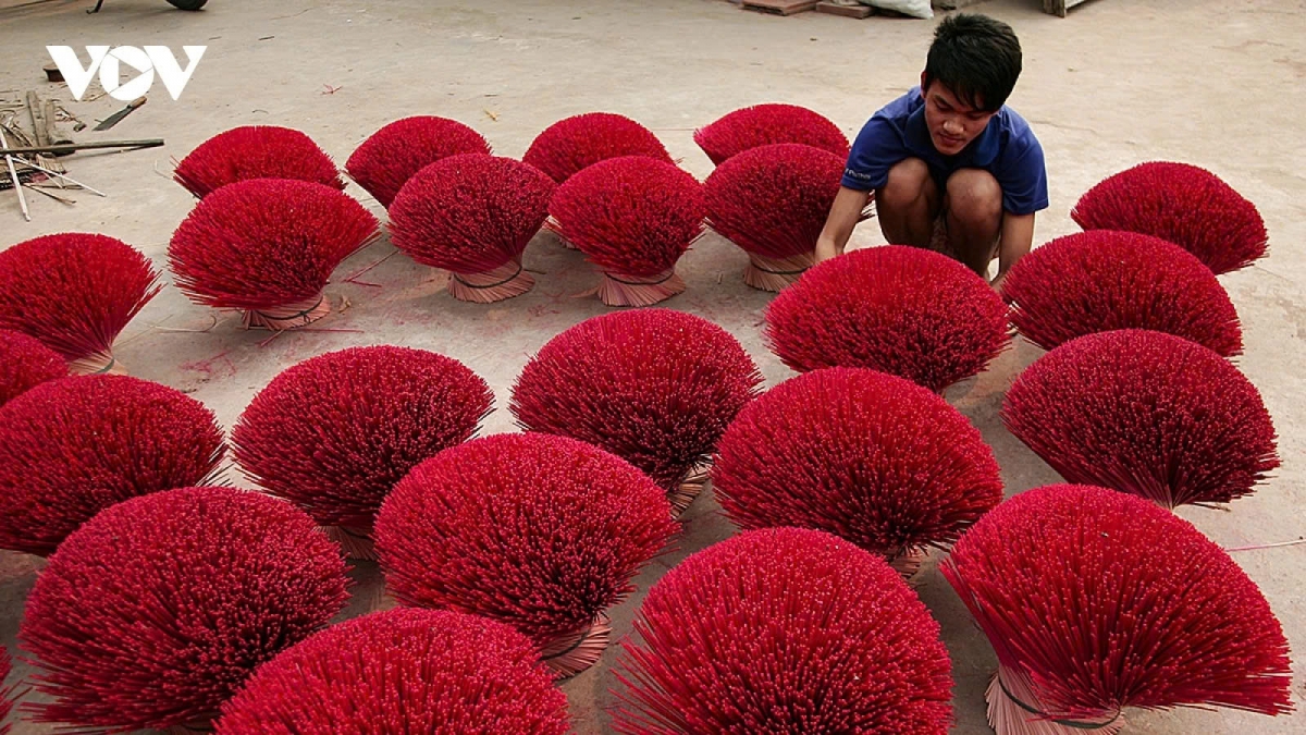 The craft village’s products attract customers for their beautiful appearance and delicate fragrance, and they are sold in many cities and provinces across the country.