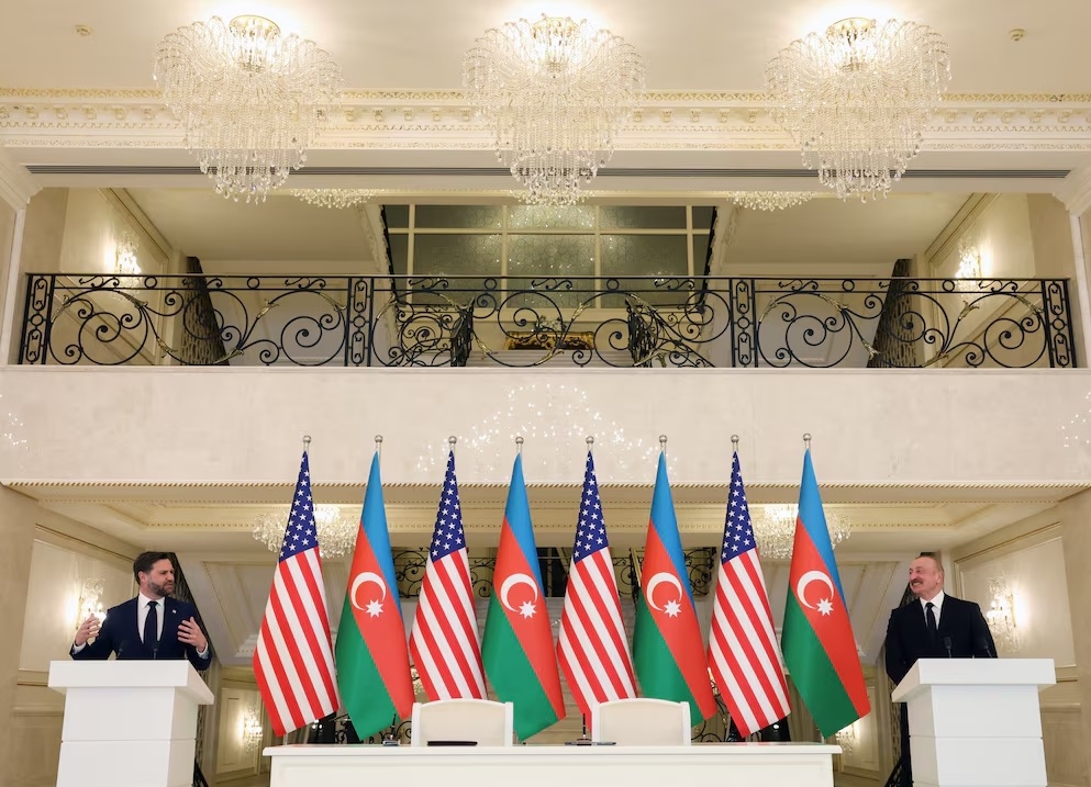 Tổng thống Ilham Aliyev (phải) và Phó Tổng thống Mỹ J.D. Vance. (Ảnh: Reuters)