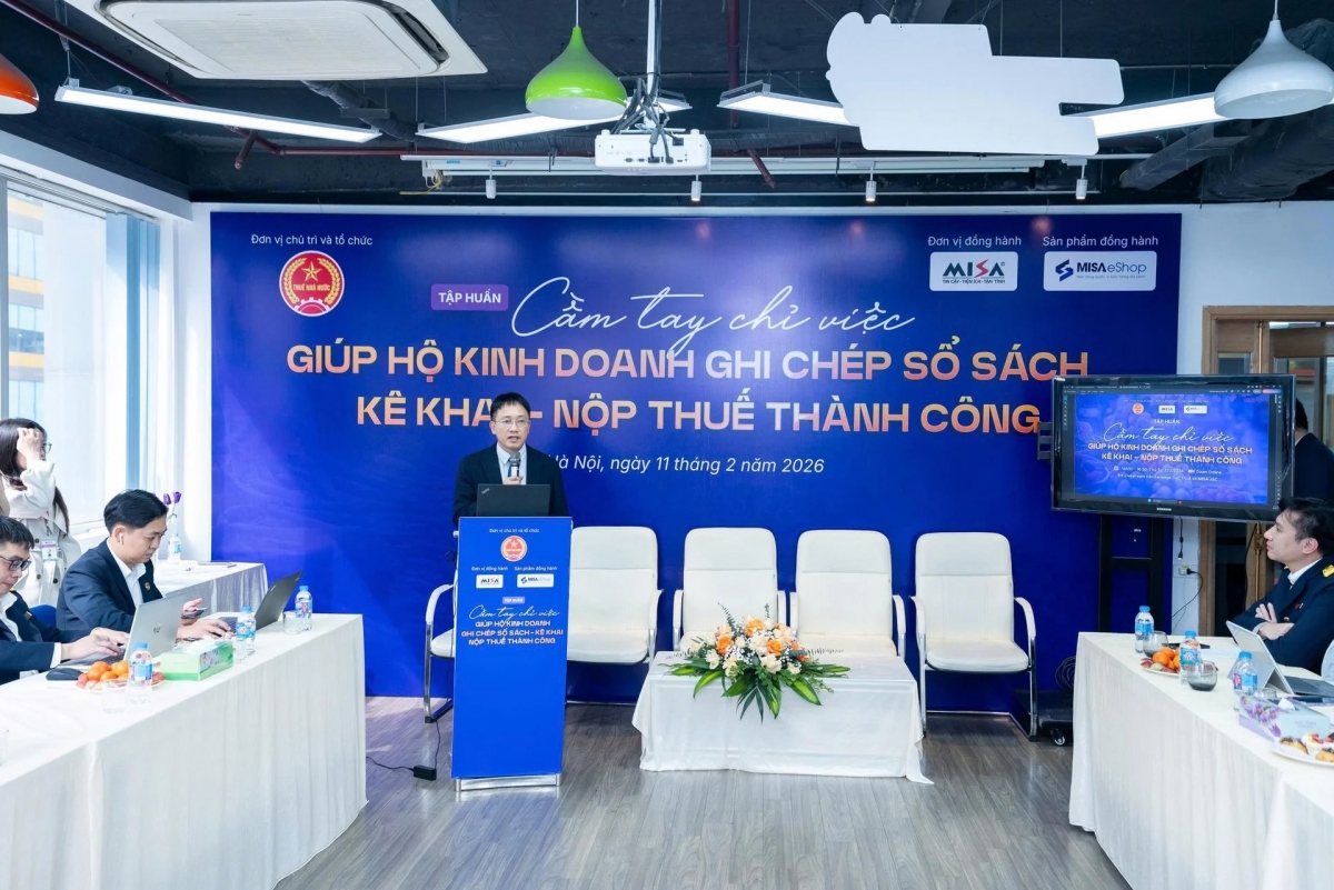 Cục Thuế (Bộ Tài chính) phối hợp cùng Tập đoàn MISA tổ chức chương trình tập huấn trực tuyến với chủ đề
"Cầm tay chỉ việc giúp hộ kinh doanh ghi chép sổ sách - kê khai - nộp thuế thành công" - Ảnh: VGP