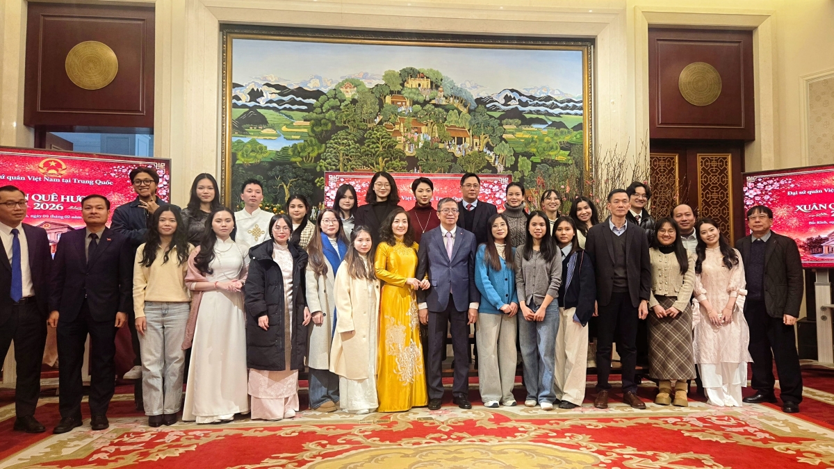 Bà con kiều bào chụp ảnh lưu niệm cùng Đại sứ và cán bộ Đại sứ quán Việt Nam tại Trung Quốc