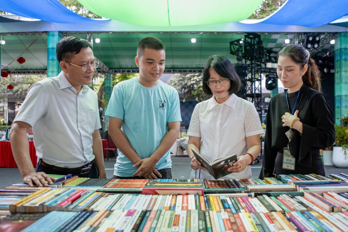 Phó Chủ tịch UBND TP.HCM Trần Thị Diệu Thúy kiểm tra các gian hàng. (Ảnh: Khương Nguyễn)