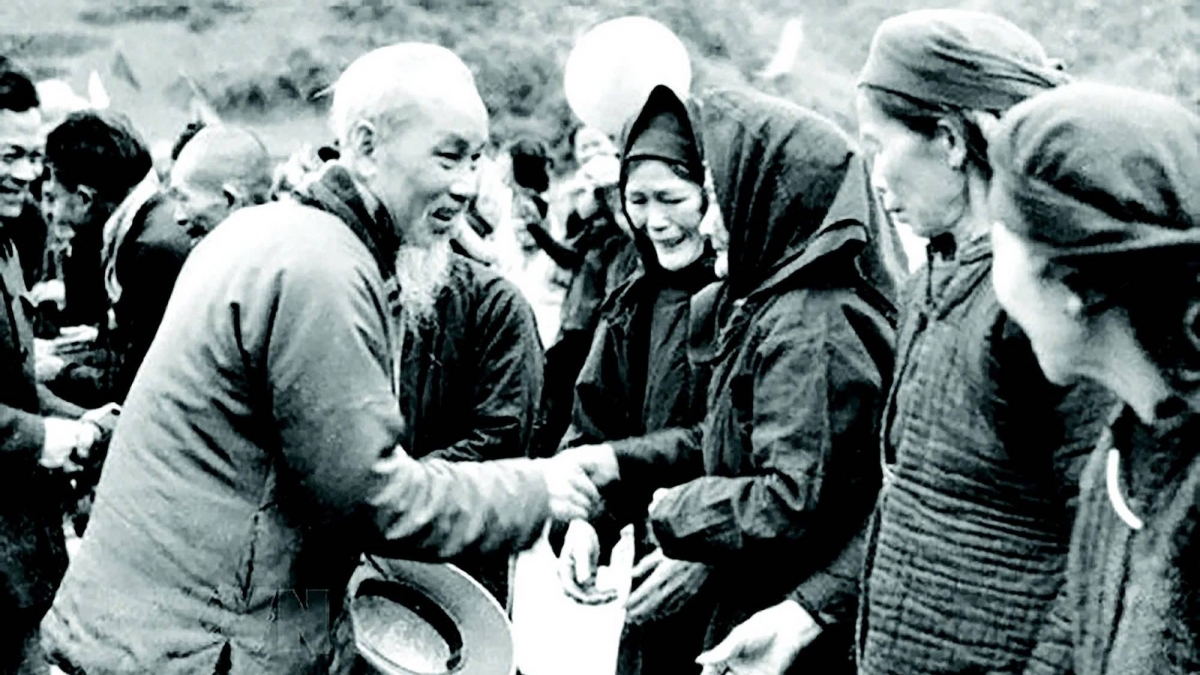 Bác Hồ về thăm bà con Pác Bó (Hà Quảng, Cao Bằng) tháng 2/1961. Ảnh: Tư liệu