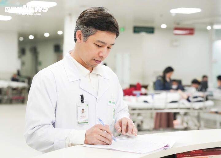 Tiến sĩ, bác sĩ Quách Văn Kiên, Phó trưởng Khoa Phẫu thuật Tiêu hóa, đã có 18 năm gắn bó với bệnh viện (Ảnh: Minh Quang)