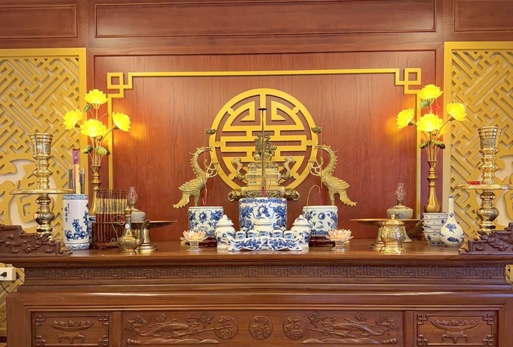 Văn khấn bao sái bàn thờ là phần quan trọng khi lau dọn bàn thờ cuối năm (Ảnh: Group Trang trí bàn thờ)