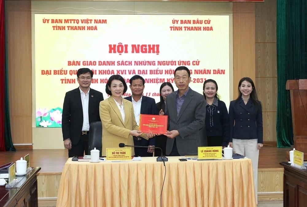 Đại diện Ủy ban Bầu cử tỉnh và Ban Thường trực Ủy ban MTTQ Việt Nam tỉnh tiến hành bàn giao Danh sách những người ứng cử ĐBQH khóa XVI và đại biểu HĐND tỉnh Thanh Hóa khóa XIX, nhiệm kỳ 2026-2031.