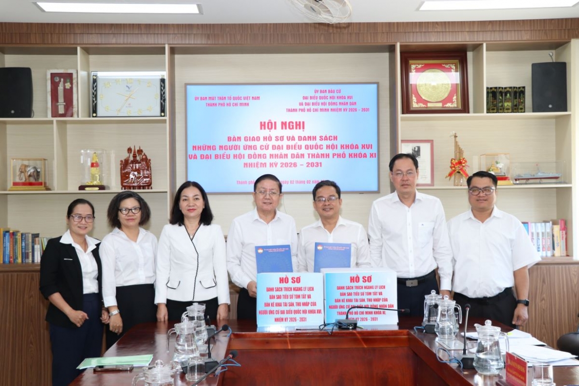 Ủy ban Bầu cử TP.HCM bàn giao hồ sơ cho Ủy ban MTTQ Việt Nam TP.HCM để chuẩn bị hội nghị hiệp thương lần 2 (ảnh: Vũ Hoàng)