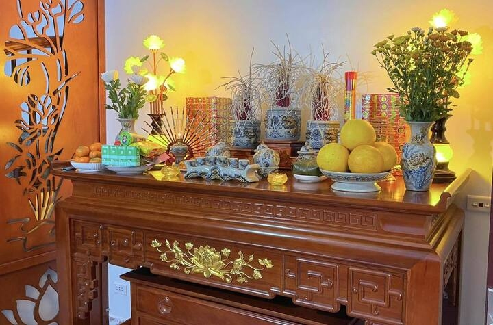 Lau dọn bàn thờ cuối năm đòi hỏi sự cẩn trọng, đúng trình tự và tránh những điều kiêng kỵ trong văn hóa dân gian