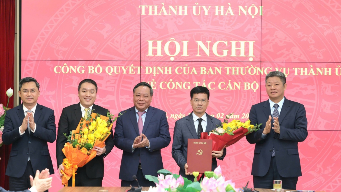 Lãnh đạo Thành ủy và UBND thành phố Hà Nội trao quyết định cho ông Bùi Duy Cường, tân Giám đốc Sở Nông nghiệp và Môi trường Hà Nội