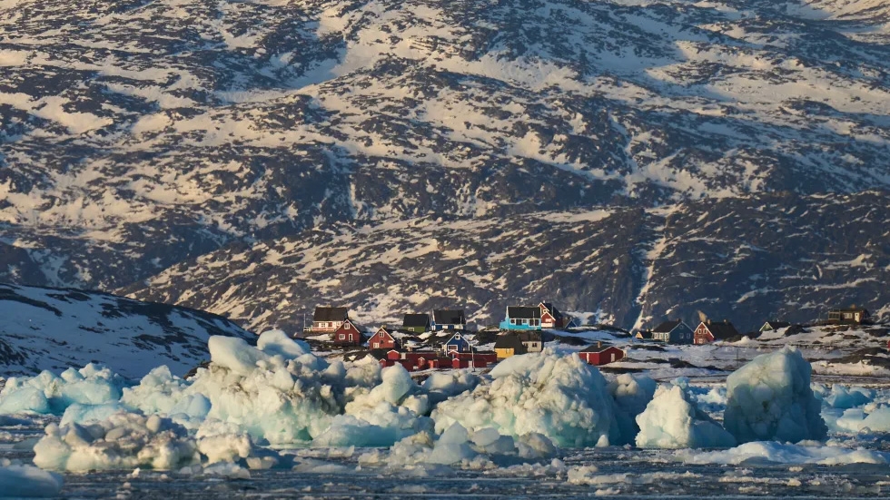 Những tảng băng trôi trên vùng biển quanh đảo Qoornoq, gần Nuuk, Greenland, ngày 17/2/2025. Ảnh: AP