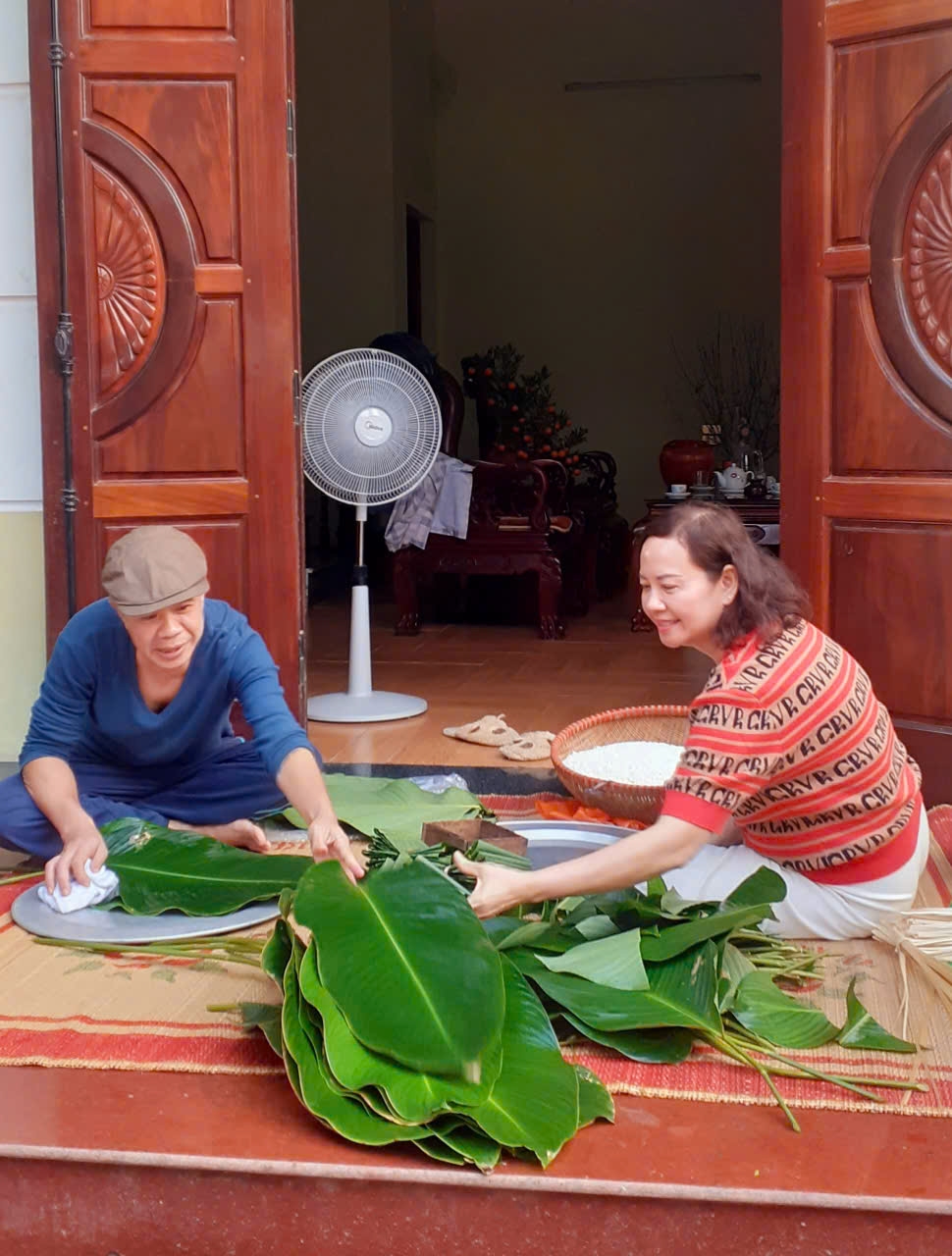 Anh Nguyễn Ngọc Thắng cho hay: Khâu rửa lá và lau lá cần phải kỹ và làm từ từ. Ẩu là bánh dễ thiu