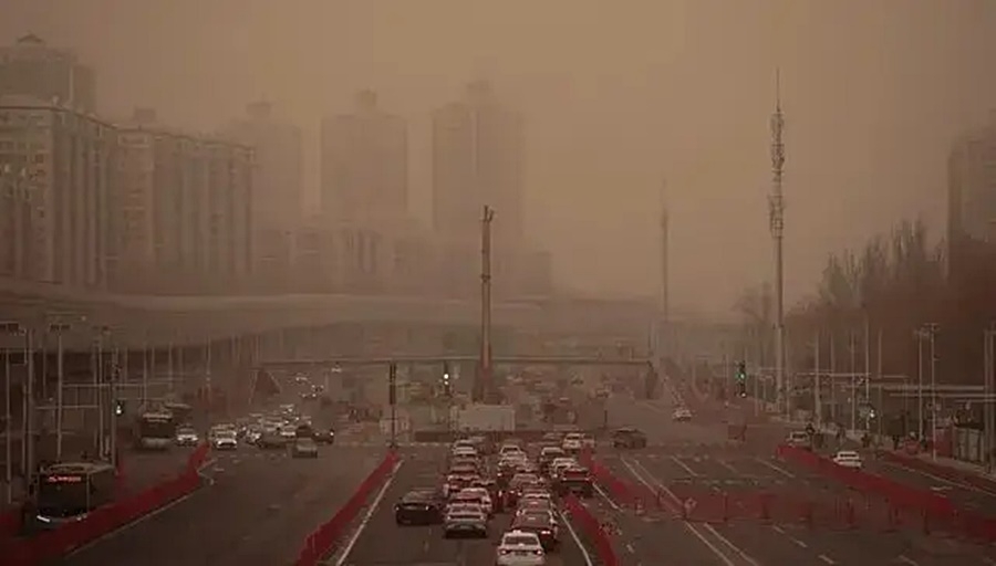 Bụi cát che phủ bầu trời quận Xương Bình, thành phố Bắc Kinh vào ngày 21 tháng 2. Ảnh: Visual China.
