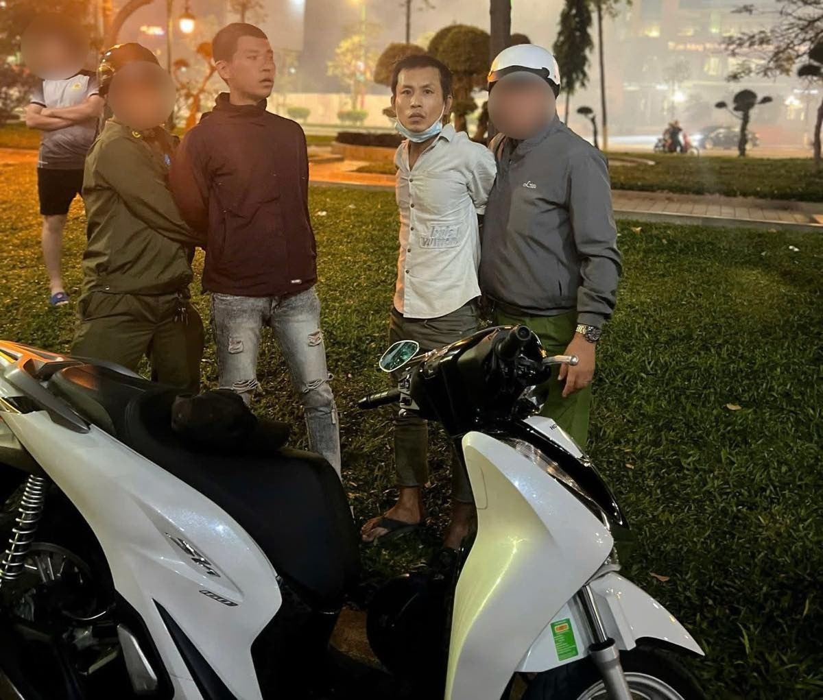 Lực lượng chức năng bắt giữ 2 đối tượng trộm xe máy cùng tang vật. Ảnh: Công an