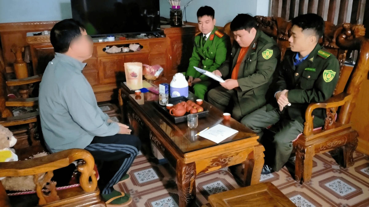 Công an xã An Khánh phối hợp Hạt kiểm lâm số 12 làm việc với người khai thác gỗ trái phép