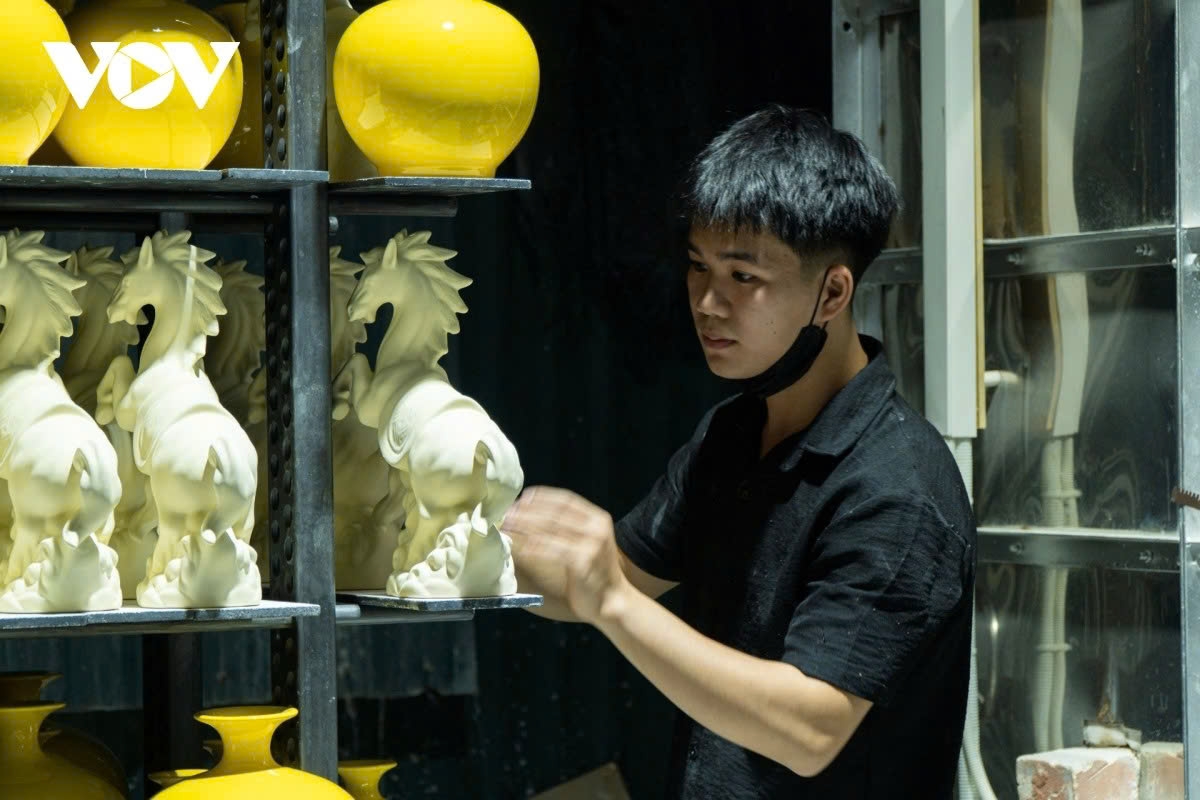 Bat Trang pottery village is becoming increasingly busy as Tet approaches, with craftsmen introducing a wide range of ceramic horse figurines in various styles and colours to mark the Lunar Year of the Horse.