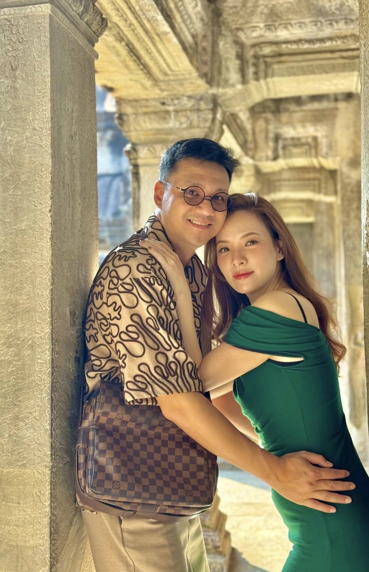 Vợ chồng MC Đan Lê lưu lại kỷ niệm ở Angkor Wat, Campuchia.