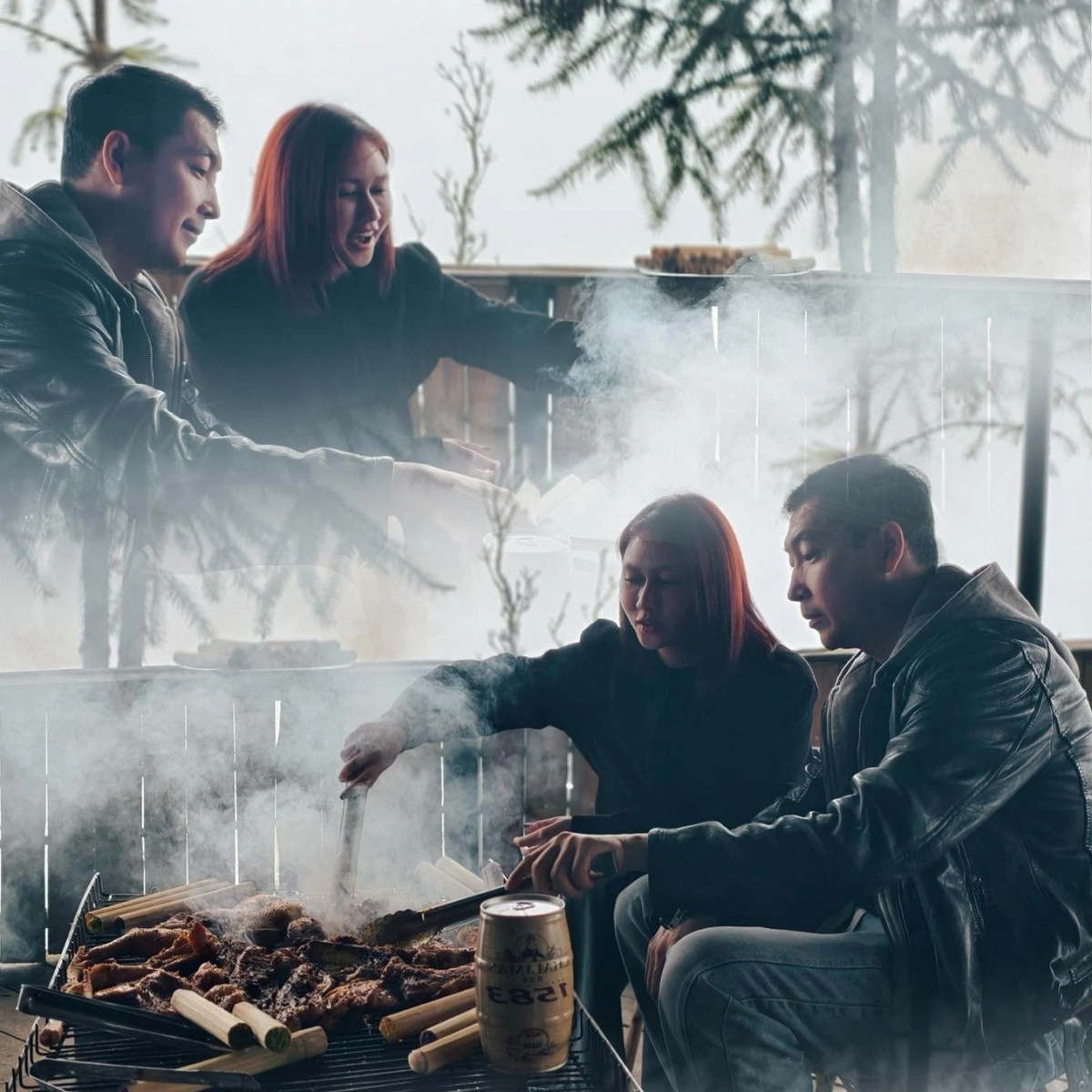 Diễn viên Hương Giang hiếm hoi chia sẻ ảnh rõ mặt ông xã, cùng bạn đời trải nghiệm ẩm thực vùng núi miền Bắc.