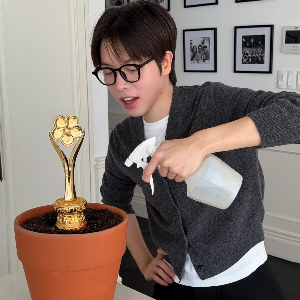 Đức Phúc chia sẻ ảnh chăm tượng "Mai Vàng", mong năm sau sẽ đạt thêm nhiều thành tích.