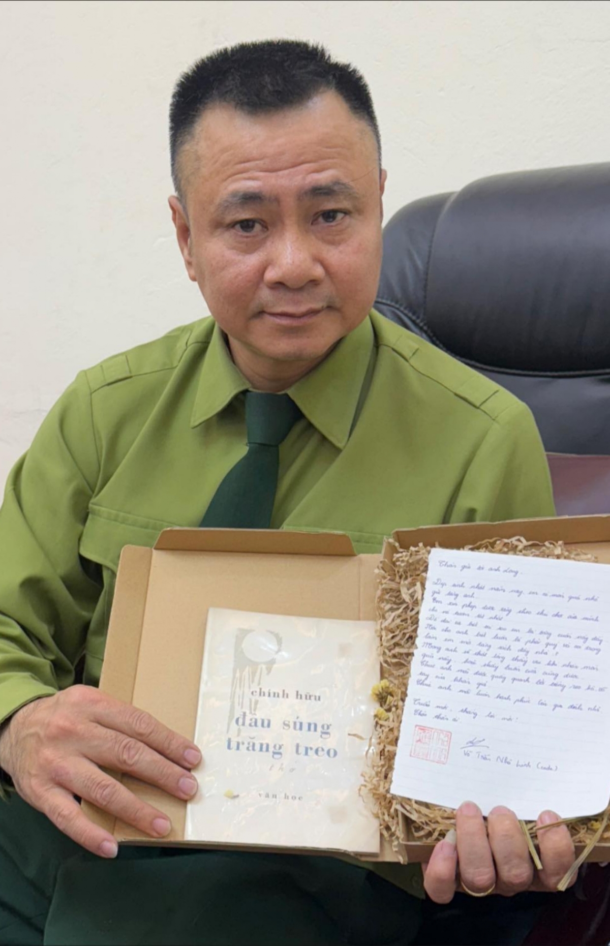 NSND Tự Long khoe quà fan tặng trong thời gian đồng hành cùng các concert "Anh trai vượt ngàn chông gai". Ở tuổi 53, nghệ sĩ vẫn miệt mài làm nghề, được nhiều khán giả yêu thích qua các dự án.