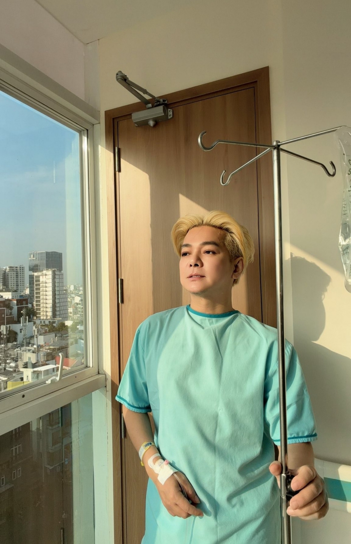 Ca sĩ Vũ Hà đau quặn ruột, nôn ói và đi ngoài nhiều lần nên nhập viện cấp cứu vào tối 21/2. Anh được các bác sĩ chẩn đoán viêm ruột thừa và tiến hành mổ trong đêm.